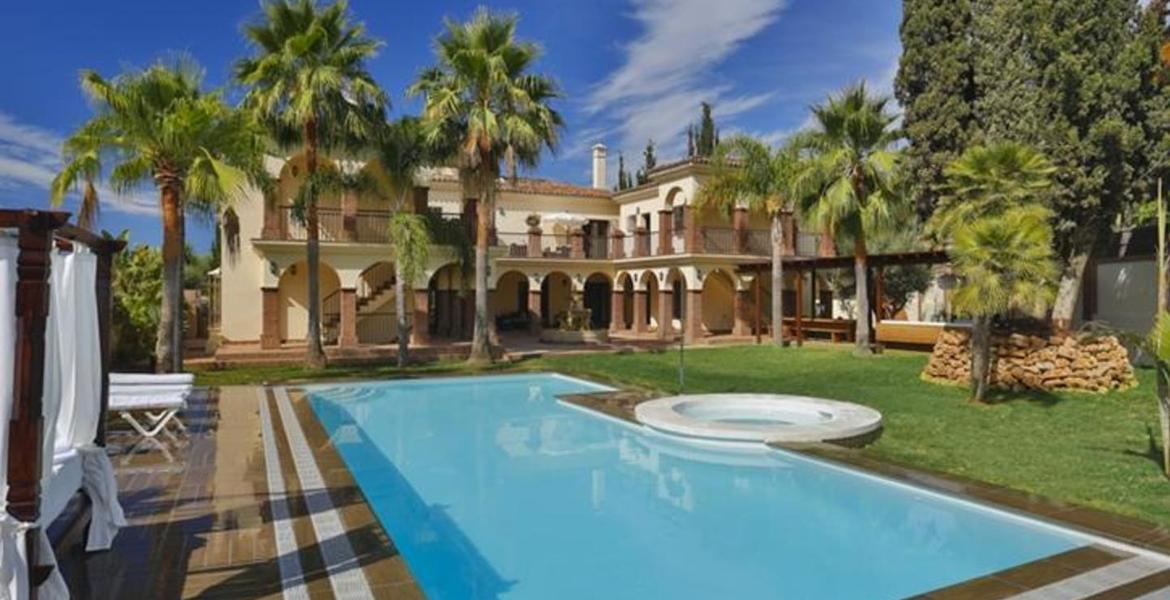 Luxury Modern 14 Bedrooms Villa walking Distance to Beach.