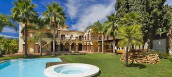 Luxury Modern 14 Bedrooms Villa walking Distance to Beach.