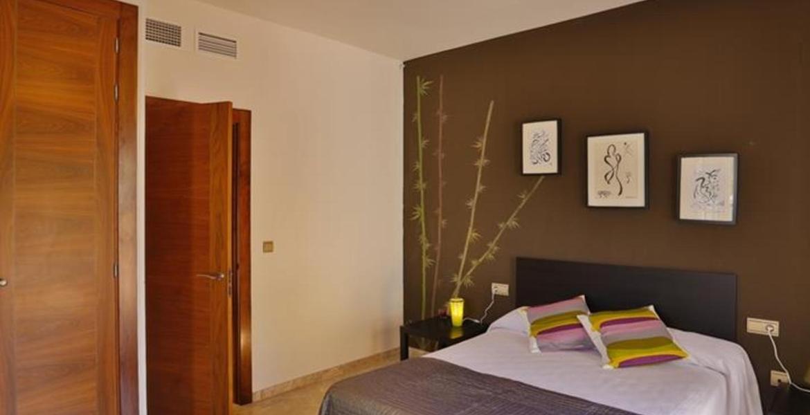 Luxury Modern 14 Bedrooms Villa walking Distance to Beach.