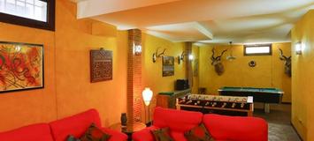 Luxury Modern 14 Bedrooms Villa walking Distance to Beach.