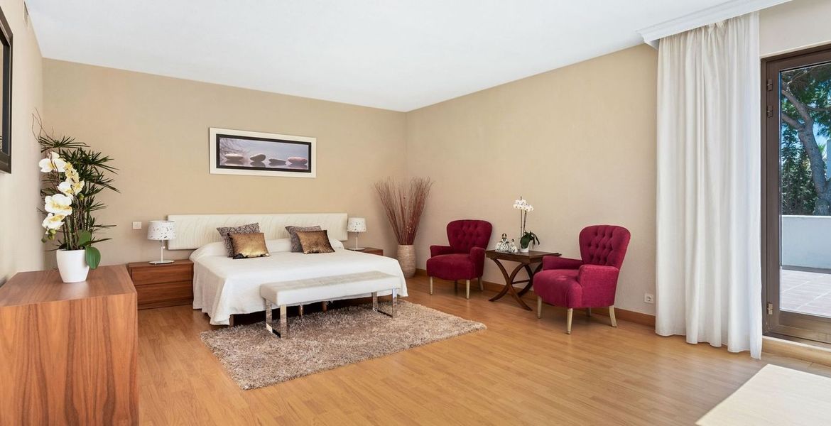 BEACHSIDE VILLA IN MARBELLA PUERTO BANUS