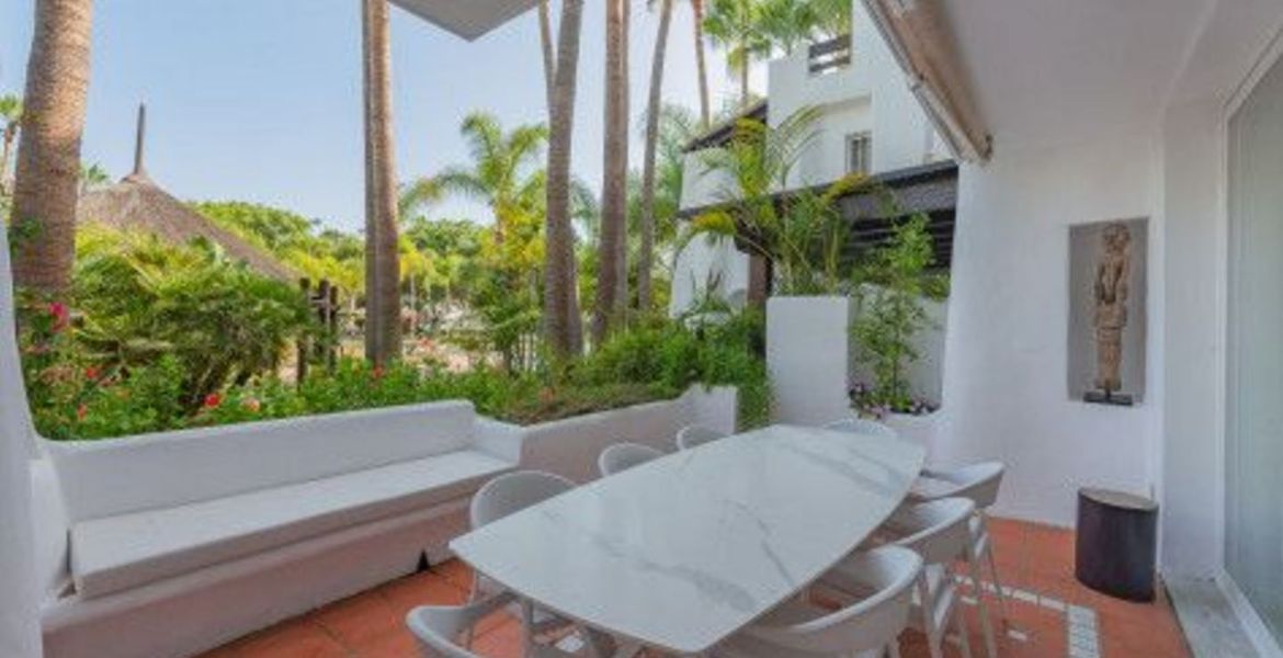 Sunny Garden Apartment in Puente Romano