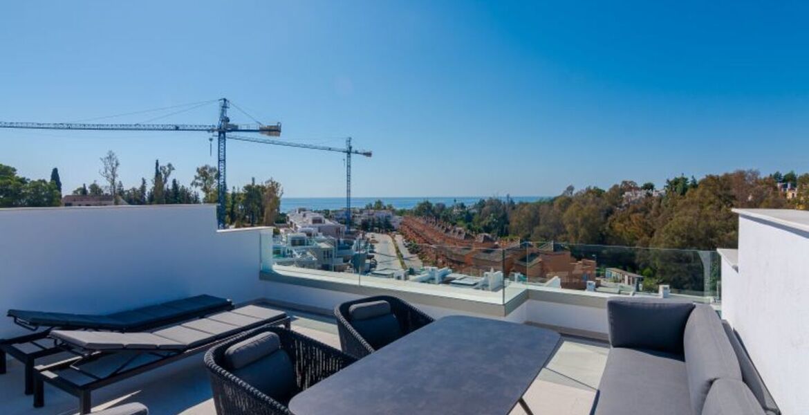 LUXURY MODERN TOWNHOUSE WITH SEA VIEWS IN EXCLUSIVE LOCATION