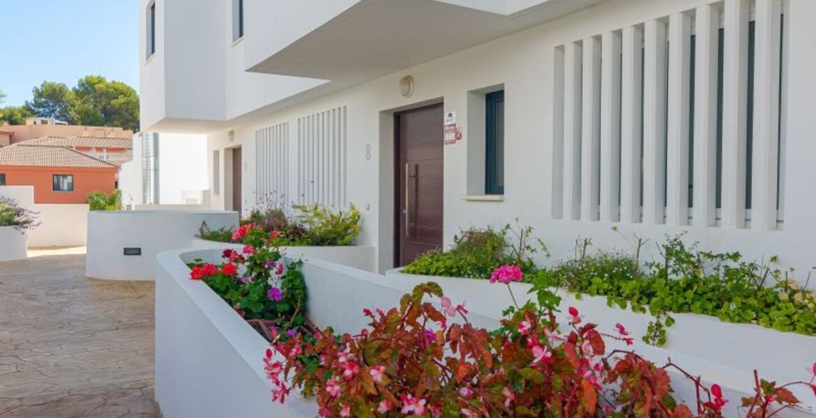 LUXURY MODERN TOWNHOUSE WITH SEA VIEWS IN EXCLUSIVE LOCATION