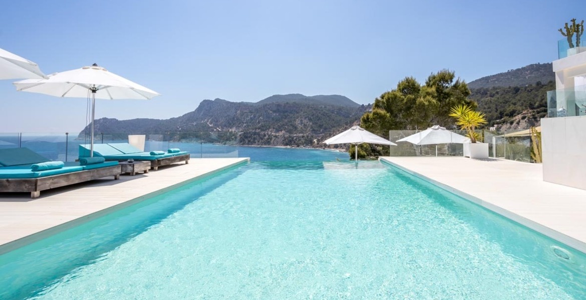 ​​​​​​​Recently refurbished stunning 6 bedroom Ibiza Villa 