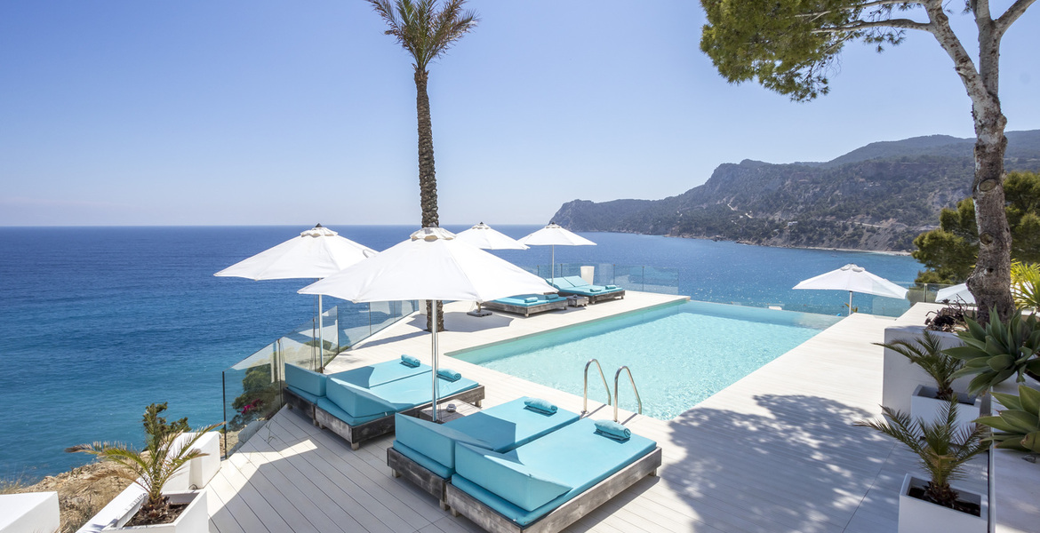 ​​​​​​​Recently refurbished stunning 6 bedroom Ibiza Villa 