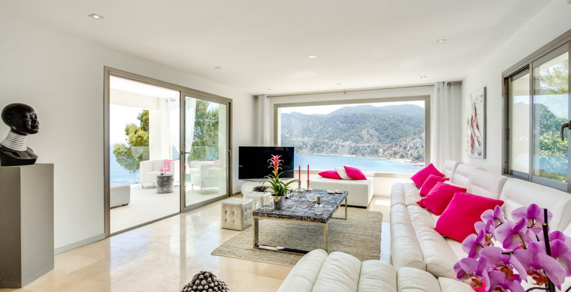​​​​​​​Recently refurbished stunning 6 bedroom Ibiza Villa 