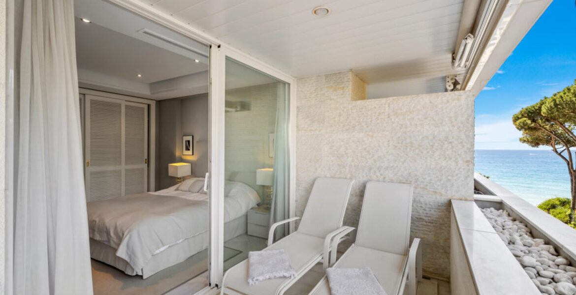 This is a beautiful west-facing two-bedroom apartment in a l