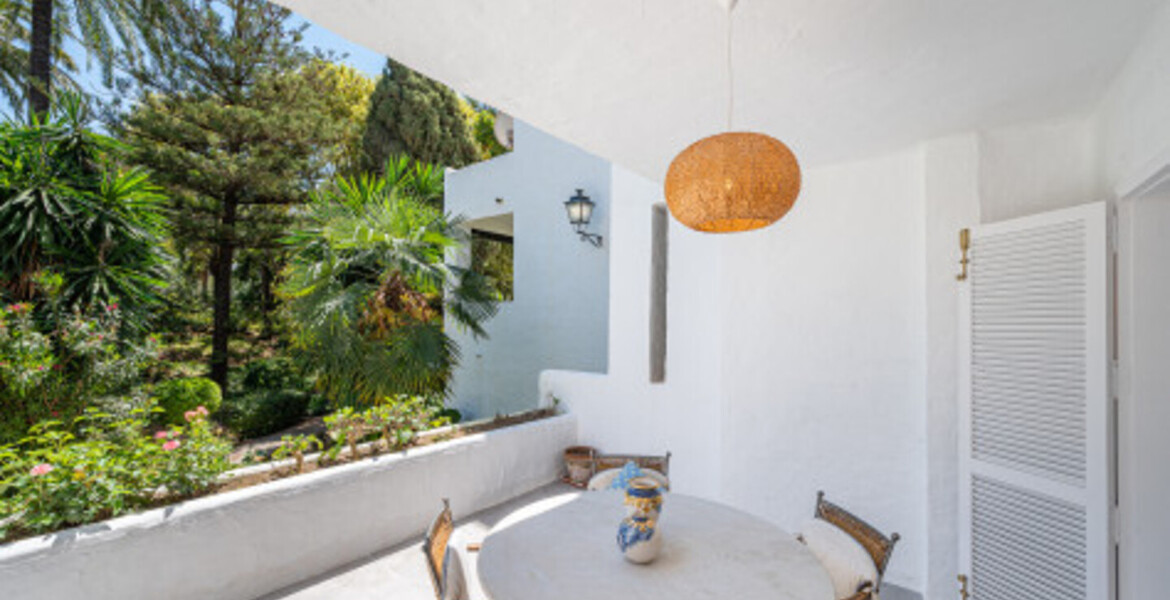 NEWLY RENOVATED SPACIOUS TWO-BEDROOM APARTMENT SITUATED 