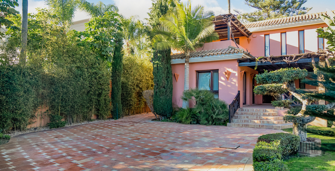 VILLA DE LUXE À MARBELLA  ENTRE PUENTE ROMANO ET MARBELLA CL