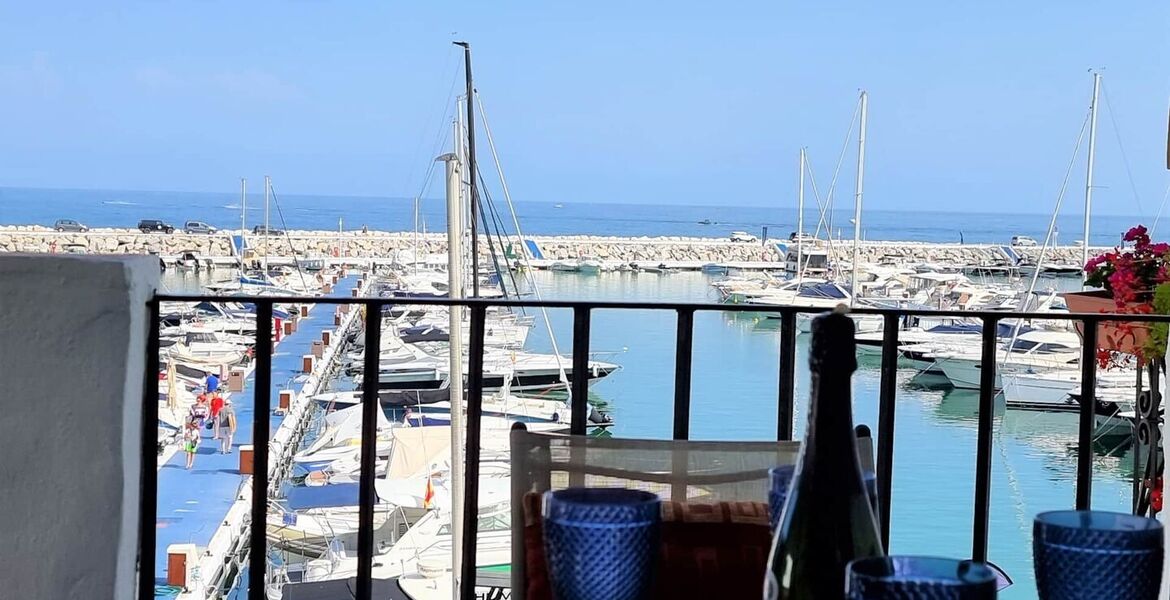 Frontline apartment in Puerto Banus