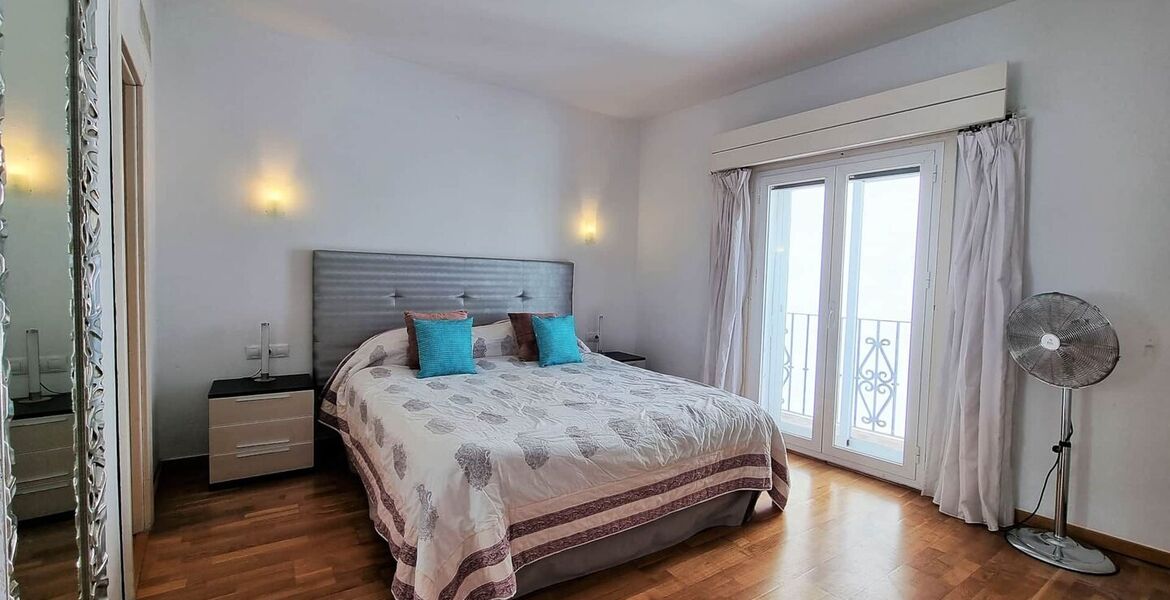 Frontline apartment in Puerto Banus