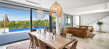 Contemporary Villa in Estepona with Infinity Pool