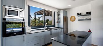 Contemporary Villa in Estepona with Infinity Pool