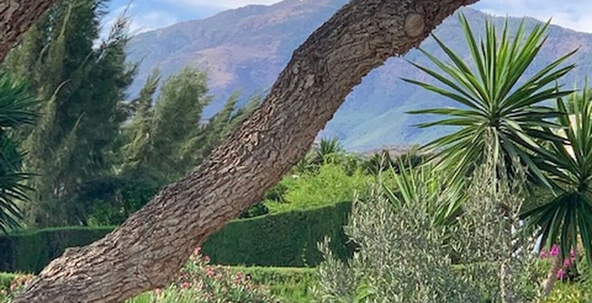 Villa in El Paraíso Estepona with Stunning Views