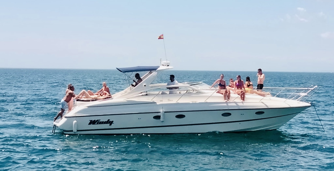 Yacht Windy 42 Grand Bora à louer à Puerto Banús, Marbella. 