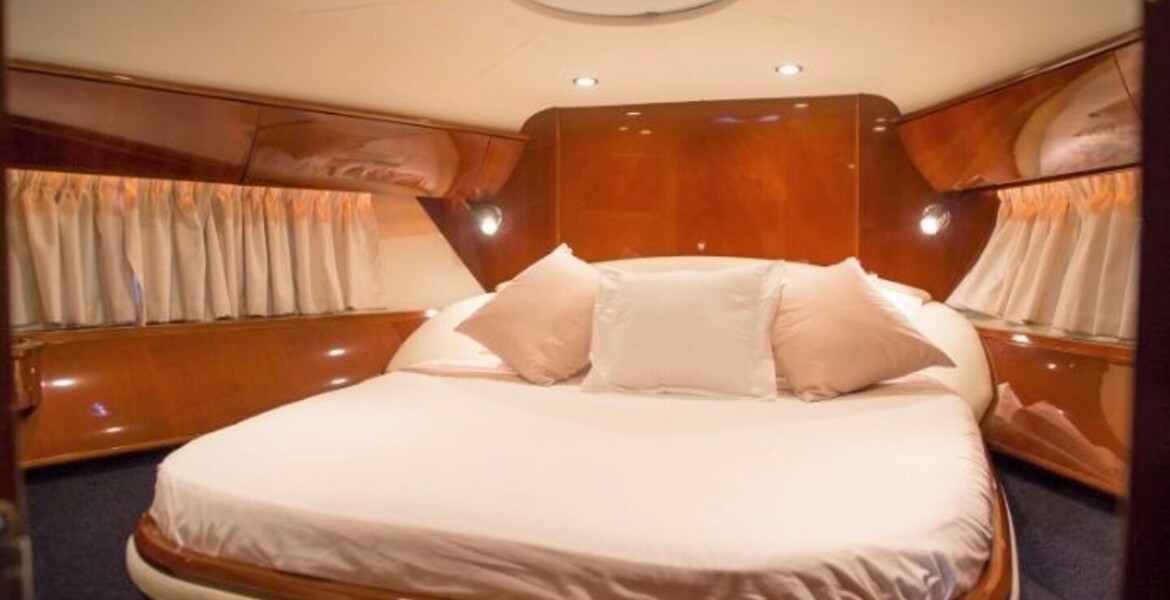 Yacht Princess V58 for rental in Puerto Banús, Marbella 