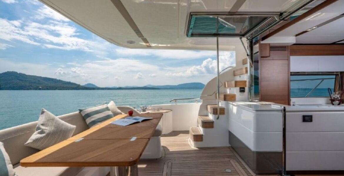 Yacht Princess F70 for rental in Puerto Banús, Marbella.